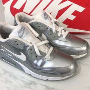 Nike Air Max 90. Metallic silver